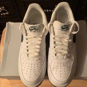 PRE-OWNED MEN’S Nike Air Force